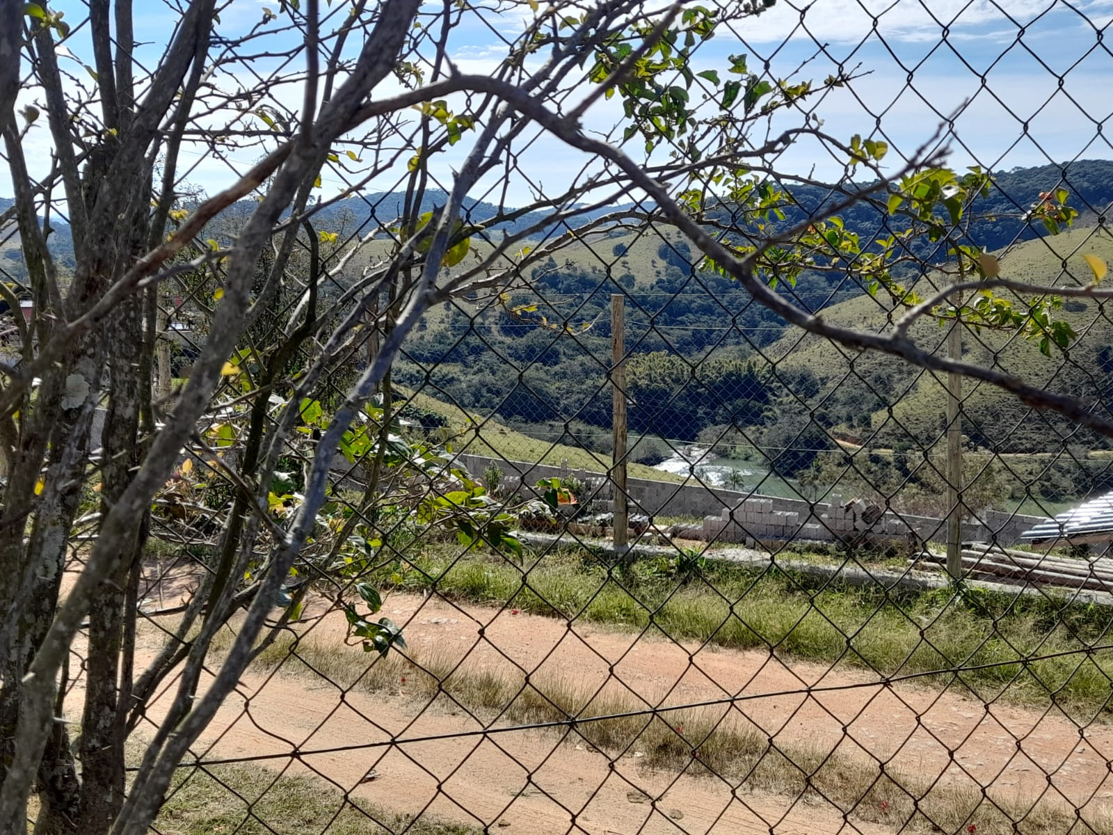 Chácara de 1.400 m² em Paraibuna, SP